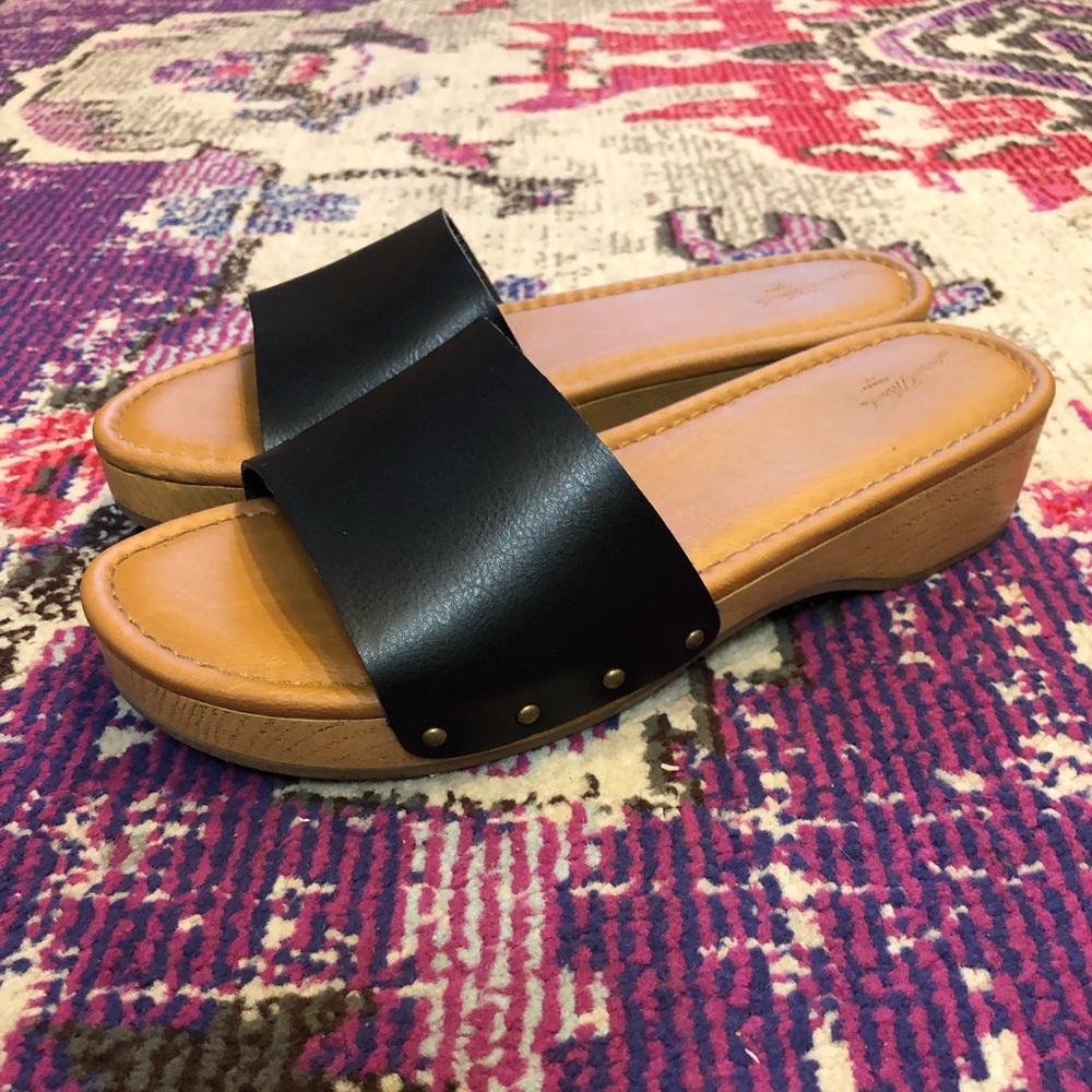 Kora Faux Wood Bottom Black Sandals